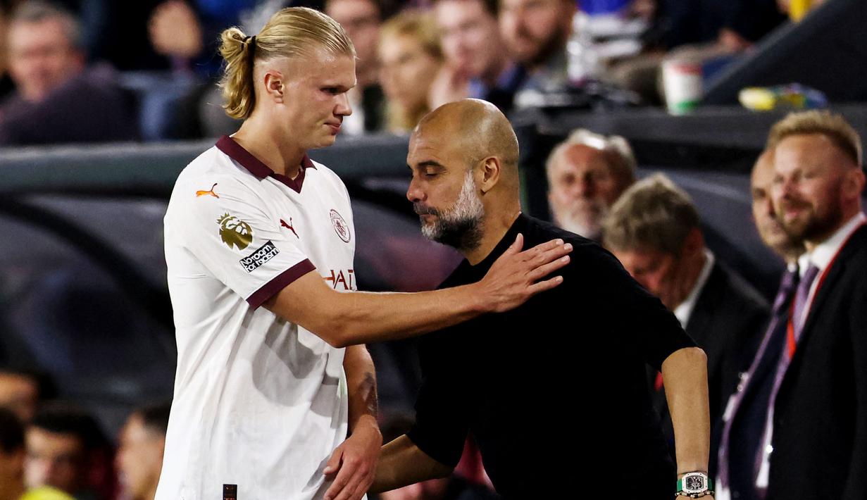 Bukannya memberikan ucapan selamat karena sudah mencetak dua gol, Guardiola justru mencak-mencak kepada sang mesin gol. (AFP/Darren Staples)