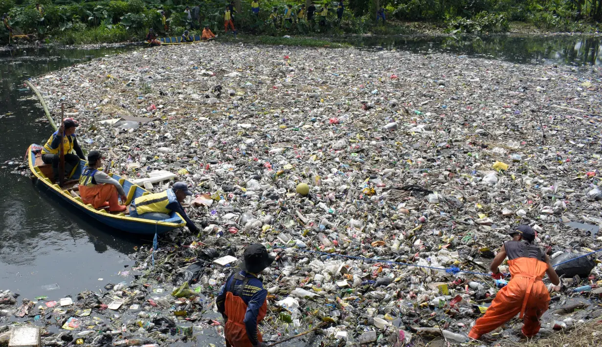 Diperkirakan tumpukan sampah tersebut terjadi sejak awal Januari 2025. (Timur MATAHARI/AFP)
