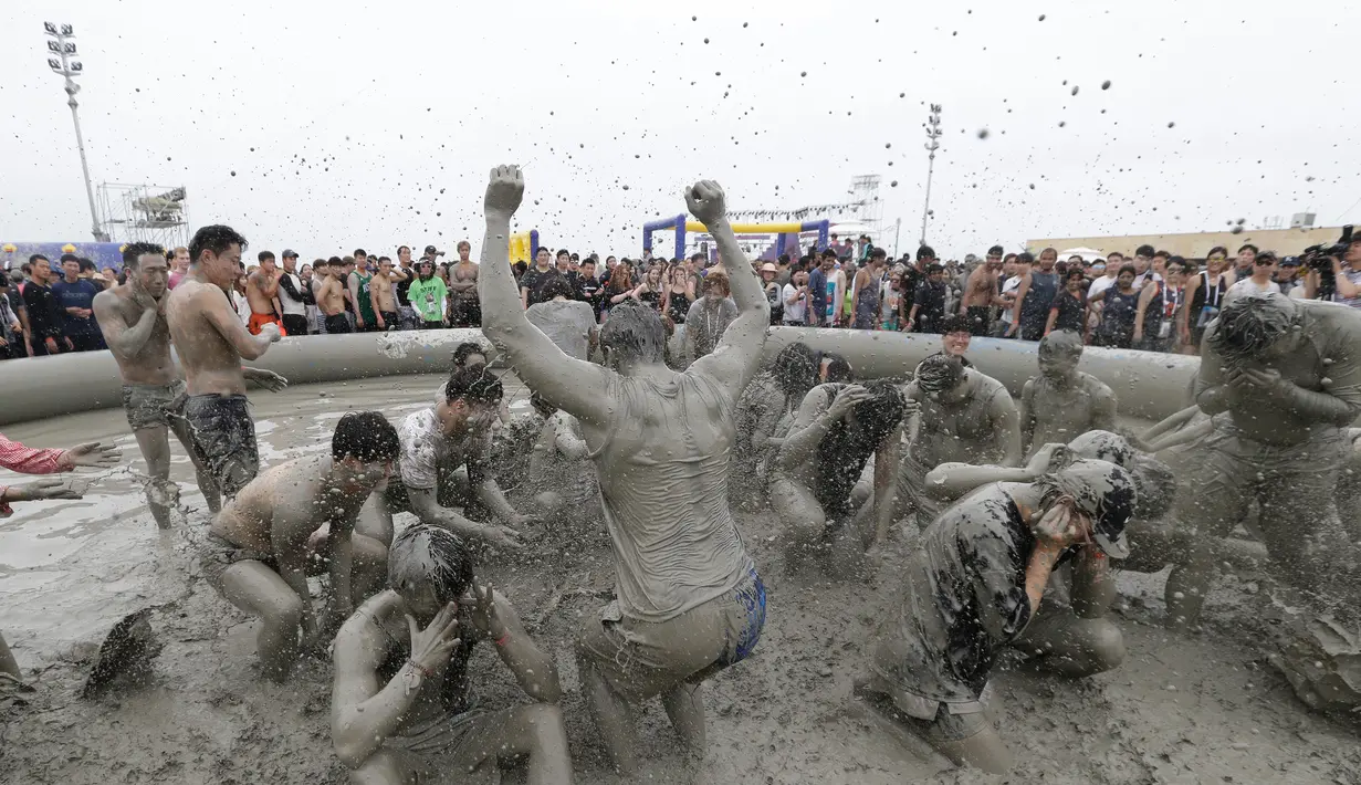 Suasana Festival Lumpur Boryeong ke-20 di Pantai Daecheon di Boryeong, Korea Selatan (21/7). Festival lumpur tahunan ke-20 ini selalu mengadakan berbagai perlombaan yang menggunakan arena berlumpur. (AP Photo/Ahn Young-joon)