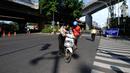 Polisi memberhentikan pengendara sepeda motor saat penyekatan masa PPKM Darurat di Perempatan Fatmawati, Jakarta, Senin (12/7/2021). Penyekatan berlangsung hingga pukul 10.00 WIB. (merdeka.com/Arie Basuki)
