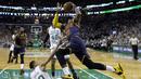 Aksi pemain Cleveland Cavaliers, LeBron James (23) melewati pemain Boston Celtics,  Gerald Green pada NBA basketball Eastern Conference final Wilayah Timur di TD Garden, Boston (19/5/2017). Cavs menang 130-86. (AP/Elise Amendola)