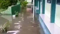 Ilustrasi sekolah terendam banjir di Situbondo (Istimewa)