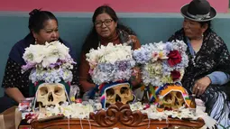 Warga Bolivia memperingati Hari Tengkorak yang disebut "natitas" dengan mendekorasi dan berparade ke pemakaman sepekan setelah Hari Semua Santo. (AP Photo/Juan Karita)