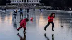 Lincoln Memorial terlihat saat anak-anak bermain di Reflecting Pool yang membeku, National Mall, Washington, Amerika Serikat, 26 Desember 2022. Lincoln Memorial Reflecting Pool yang membeku jadi tempat bermain alternatif bagi warga. (AP Photo/Andrew Harnik)