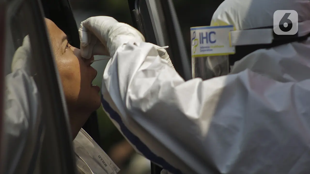 FOTO: Layanan Swab Test Drive Thru di Jakarta