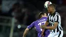 Gelandang Fiorentina, Joaquin berebut bola udara dengan bek Juventus Patrice Evra pada leg kedua Semifinal Coppa Italia di stadion Artemio Franchi, Italia, Rabu (8/4/2015). Juventus menang 3-0 atas Fiorentina. (AFP PHOTO/Filippo Monteforte)
