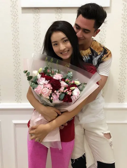 Kejutan yang diberikan Verrell untuk Wilona ini sepertinya sudah direncanakan dengan matang. Pasalnya, dalam video tersebut Wilona terlihat begitu terkejut. Ia pun menerima hadiah dari Verrell dengan semringah. (Instagram/bramastavrl)