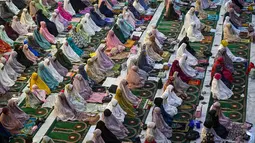Area ruang utama hingga selasar Masjid Al Akbar, Surabaya, Jawa Timur, dipenuhi jamaah laki-laki dan perempuan, mulai dari anak-anak, remaja, hingga lanjut usia (lansia). Tampak dalam foto, umat Muslim saat melaksanakan salat Tarawih perdana di bulan suci Ramadan 1447 Hijriah di Masjid Al Akbar, Surabaya, Jawa Timur, pada Rabu 18 Februari 2026. (JUNI KRISWANTO/AFP)