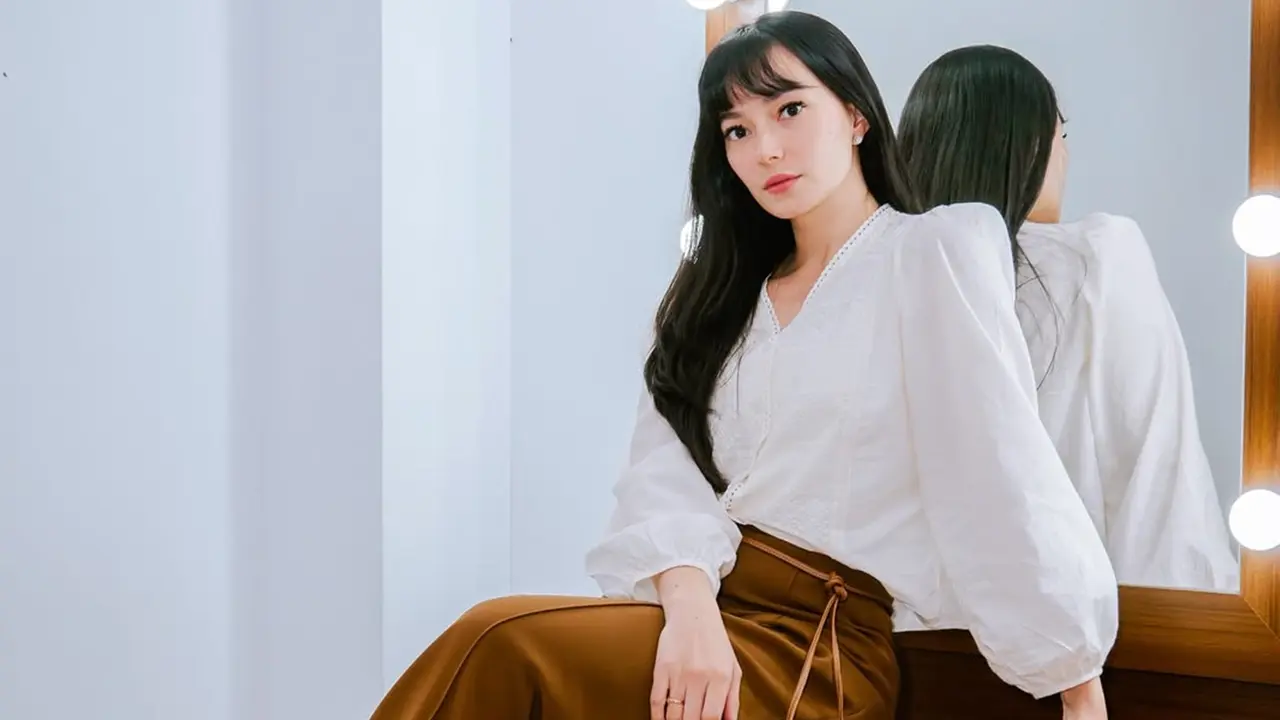 6 Gaya Rambut Asmirandah dengan Poni, Memesona di Usia 35 Tahun