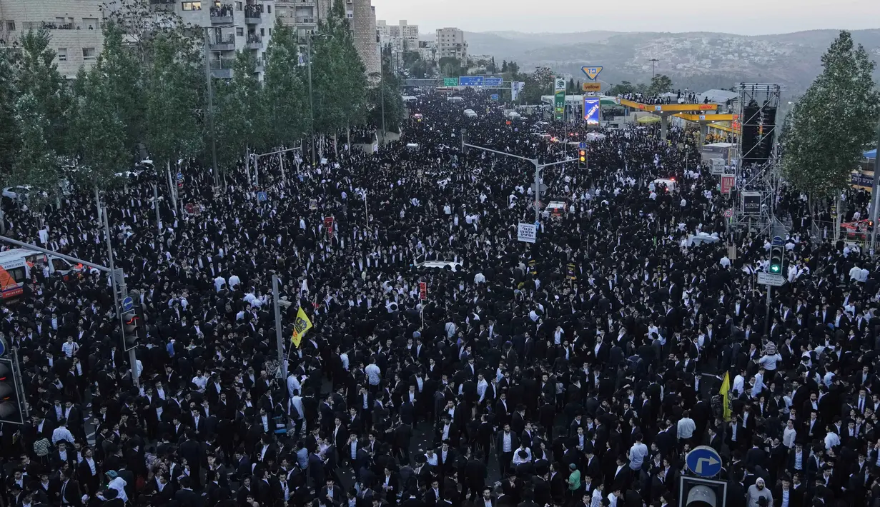 Pria Yahudi Ultra-Ortodoks menghadiri unjuk rasa menentang rencana pemaksaan mereka untuk bertugas di militer Israel, di Yerusalem, Kamis 30 Oktober 2025. Untuk menangani aksi unjuk rasa tersebut, pihak keamanan Israel menutup jalan raya utama di pintu masuk Yerusalem dan mengerahkan lebih dari 2.000 personel. (AP Photo/Mahmoud Illean)