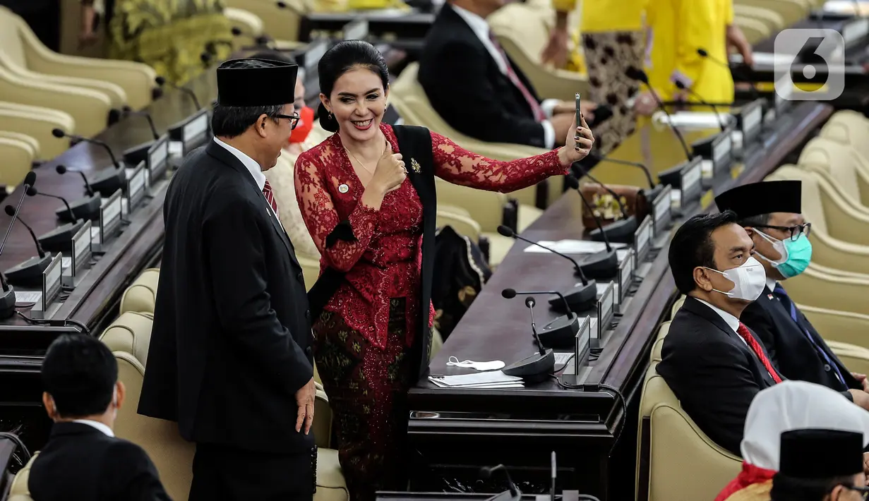 Anggota DPR dari Fraksi PDIP Rieke Diah Pitaloka menghadiri Sidang Tahunan MPR dan Sidang Bersama DPR - DPD Tahun 2022 di Gedung Nusantara, Kompleks Parlemen, Senayan, Jakarta, Selasa (16/8/2022). Sidang dihadiri langsung oleh Presiden Joko Widodo (Jokowi), Wakil Presiden Ma'ruf Amin, serta jajaran menteri-menteri kabinet Jokowi serta para ketua lembaga. (Liputan6.com/Johan Tallo)
