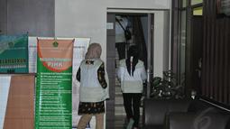 Para penyidik yang mengenakan rompi cokelat berlogo KPK tampak menuju ruang kerja Ketua Umum PPP Suryadharma Ali di lantai dua kantor Kementerian Agama, Jakarta, Kamis (22/5/14). (Liputan6.com/Johan Tallo)