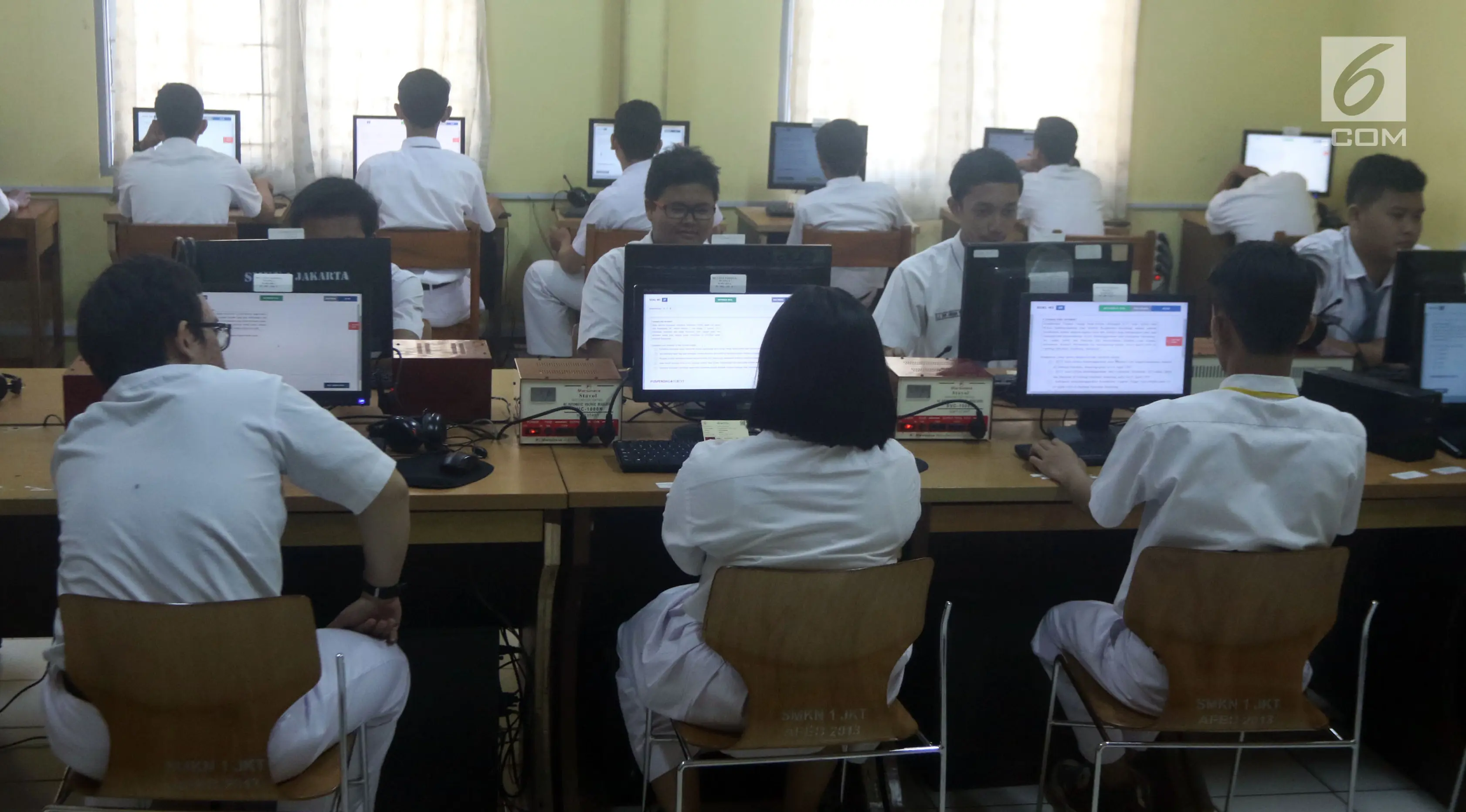Sejumlah murid Sekolah Menengah Kejuruan (SMK) melaksanakan Ujian Nasional Berbasis Komputer (UNBK) di SMK Negeri 1, Jakarta, Senin (2/4). Untuk siswa Kejuruan, pelaksanaan UNBK dilaksanakan dari 2 April sampai 5 April 2018. (Liputan6.com/Arya Manggala)