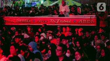 Penonton menyaksikan pertunjukan musik pada hari pertama Synchronize Fest 2022 di Gambir Expo, Kemayoran, Jakarta, Jumat (7/10/2022). Festival musik bergengsi Synchronize Fest 2022 kembali berjalan secara offline selama tiga hari mulai 7, 8, dan 9 Oktober 2022 di Gambir Expo. (Liputan6.com/Faizal Fanani)