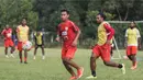 Gelandang Persipura Jayapura, Osvaldo Haay, berusaha mengejar bola saat sesi latihan. Latihan perdana pasca juara Torabika Soccer Championship 2016 itu diikuti oleh 22 pemain. (Bola.com/Vitalis Yogi Trisna)
