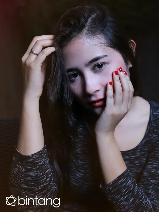 Tak hanya berkarya di dunia entertainment, Prilly Latuconsina juga tak lupa dengan pendidikan. Ia berencana untuk sekolah akting dan masih menentukan di antara dua pilihan, Indonesia atau Amerika. (Galih W. Satria/Bintang.com)