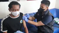 Vaksinasi Covid-19 Polda Banten Di Atas Kapal Ferry. (Rabu, 13/10/2021). (Dokumentasi Polda Banten).