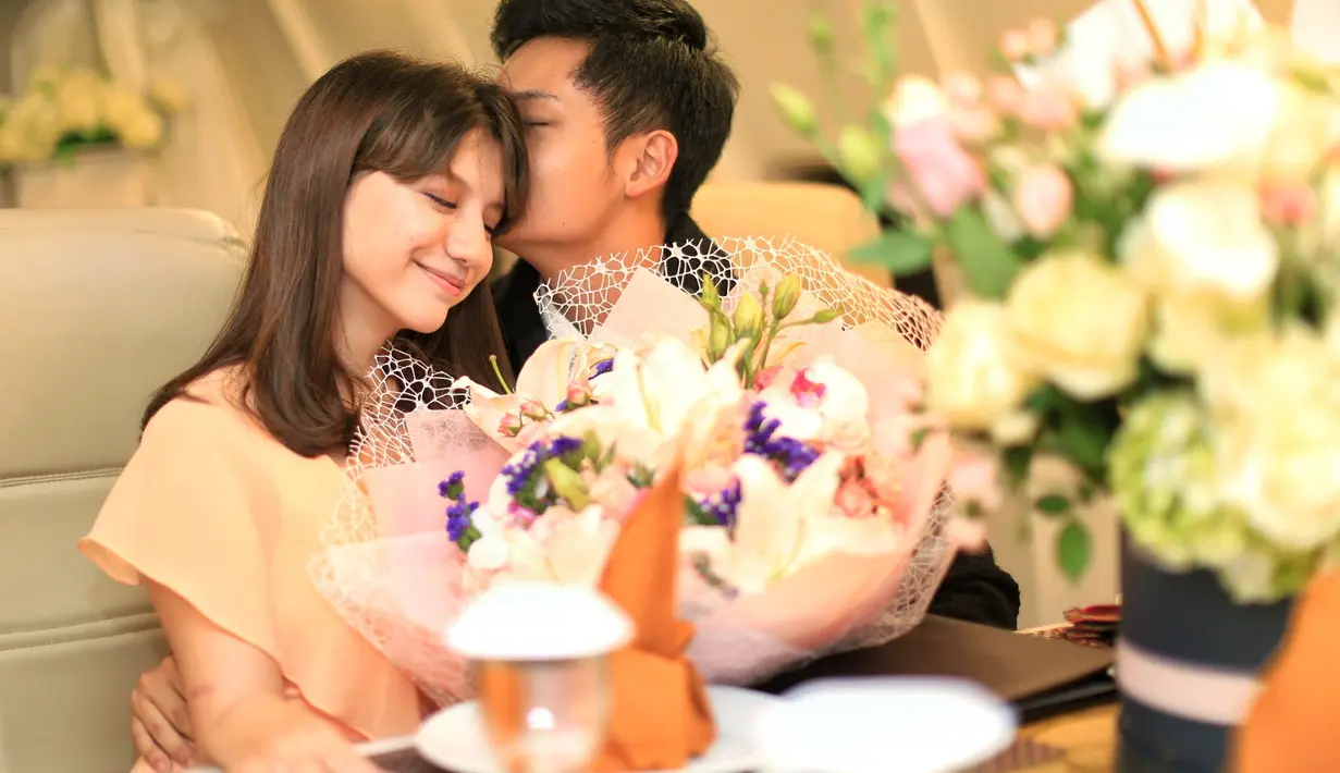 "Jadi ajak Cassie dinner ke sini pengen cari suasana baru aja. Tahun lalu juga kan udah, dan tahun sekarang cari suasana baru dan aku dapat suasana pesawat," terang Randy yang turut memberikan sebuah bunga kepada Cassandra. (Adrian Putra/Bintang.com)