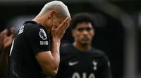 Striker Brasil Tottenham Hotspur #09, Richarlison, bereaksi di lapangan setelah pertandingan Liga Inggris antara Fulham dan Tottenham Hotspur di Craven Cottage di London pada 1 Maret 2026. Fulham memenangkan pertandingan dengan skor 2-1. (Ben STANSALL/AFP)
