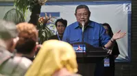 Ketua Dewan Pembina Partai Demokrat Susilo Bambang Yudhoyono (SBY) memberi sambutan saat peresmian Gerakan Pasar Murah Demokrat di Jakarta, Kamis (7/6). SBY ikut membagikan langsung paket sembako kepada warga. (Liputan6.com/Iqbal Nugroho)