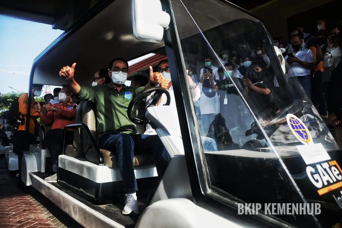 Menhub Budi Karya Sumadi menjajal mobil listrik buatan dalam negeri akan digunakan di dua bandara Internasional dan gelaran acara G20
