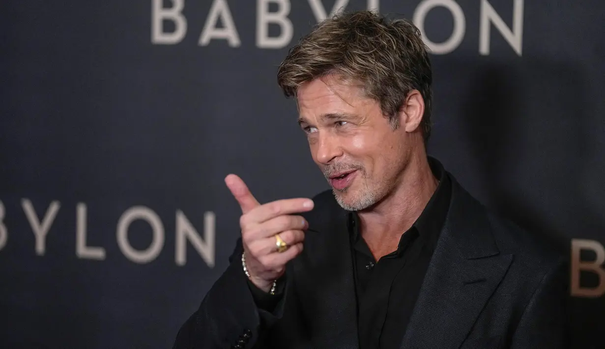 Aktor Brad Pitt berpose untuk fotografer setibanya pada acara premiere film Babylon di Paris, Prancis, 14 Januari 2023. Brad Pitt tampil necis saat menghadiri acara tersebut. (AP Photo/Michel Euler)