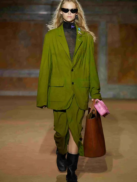 Sebagai evolusi dari interpretasi gaya muda dari desain Coach pada musim gugur, musim semi 2024 memperkenalkan siluet yang disesuaikan dengan karakter warisan yang direinterpretasi ulang dengan sikap kontra-budaya generasi muda dan keindahan yang dikenakan dengan penuh cinta dari karya-karya vintage yang tak ada duanya. [Coach]