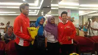 Tontowi Ahmad / Liliyana Natsir foto bersama fansnya. (Liputan6.com/Cakrayuri Nuralam)
