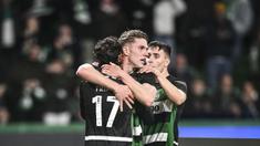 Pemain Sporting CP, Viktor Gyokeres (tengah) merayakan gol ke gawang Estoril Praia bersama rekan-rekannya dalam laga lanjutan Liga Portugal 2024/2025 di Stadion Jose Alvalade, Lisbon, Portugal, Senin (03/03/2025) waktu setempat. (AFP/Patricia De Melo Moreira)