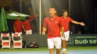 Tim tenis Vietnam membalikkan keadaan dan unggul 2-1 atas Indonesia pada hari kedua Piala Davis Grup II Zona Asia Oseania.