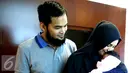 Teuku Wisnu dan Shireen Sungkar saat menggendong bayi seusai jumpa pres lahiran anak ke dua di RS Pondok Indah, Jakarta, Rabu (27/7). Shireen Sungkar melahirkan anak ke dua dengan panjang 50 cm dan beratnya 3,4 kg. (Liputan6.com/Herman Zakharia)