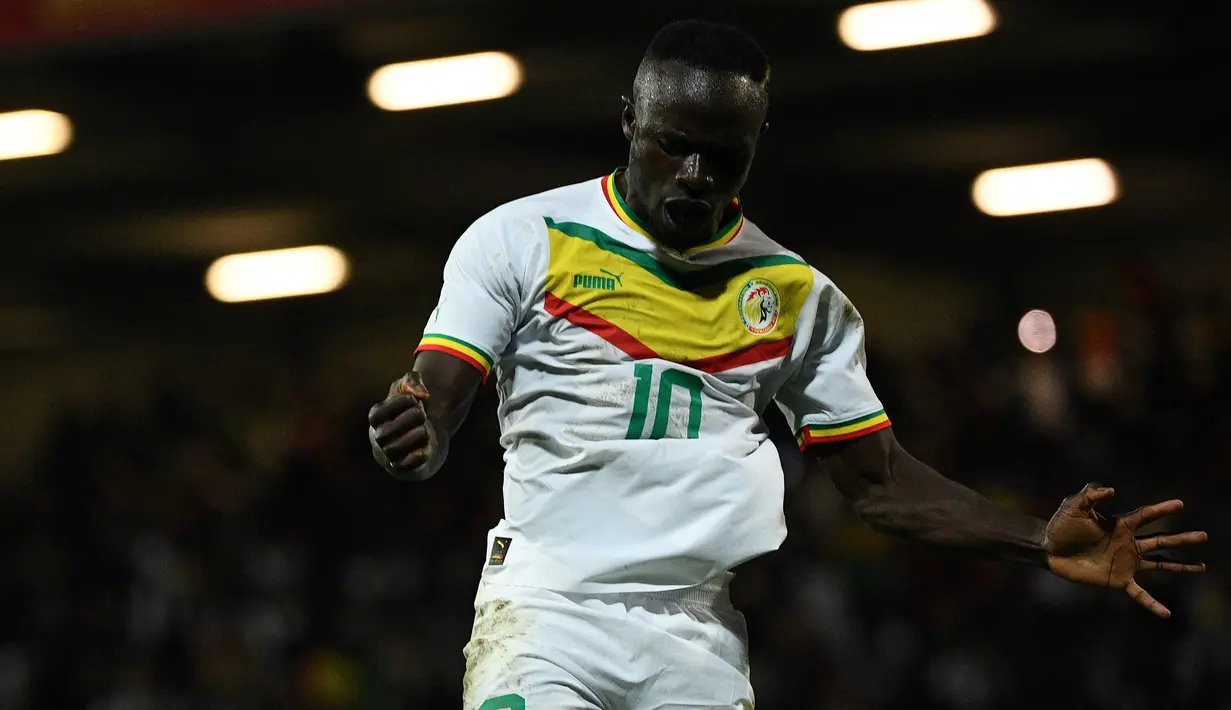 Sadio Mane. Sayap kiri Timnas Senegal ini mengalami cedera saat Bayern Munchen menjamu Werder Bremen di pekan ke-14 Bundesliga 2022/2023. Ia ditarik keluar pada menit ke-20 untuk digantikan oleh Leroy Sane. Timnas Senegal tetap memasukkannya dalam skuad untuk berlaga di Piala Dunia 2022 dan telah menyewa dukun sakti untuk mempercepat pemulihan cederanya. Ia dipastikan akan absen di laga perdana menghadapi Belanda di fase Grup A. (AFP/Christophe Archambault)