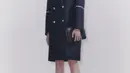 Mantel double-breasted warna hitam wol dengan kancing militer perak.