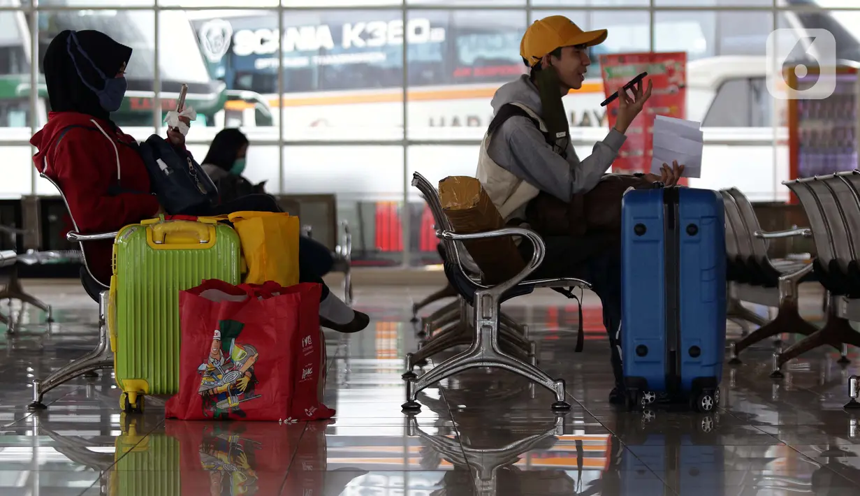 Calon penumpang menanti waktu keberangkatan bus Antar Kota Antar Provinsi di Terminal Bus Terpadu Pulo Gebang, Jakarta, Kamis (31/12/2020). Memasuki libur pergantian tahun sejumlah calon penumpang terus berdatangan di Terminal Bus Terpadu Pulo Gebang. (Liputan6.com/Helmi Fithriansyah)