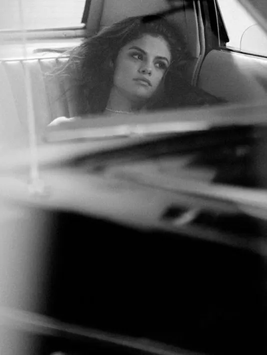 Terlihat di Instastory miliknya, The Weeknd mengunggah foto sang kekasih yang tidak hanya sekedar foto selfie. Namun ternyata foto tersebut digunakan Selena untuk campaign sebuah produk. (Instagram/Selenagomez)
