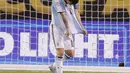 Lionel Messi berjalan menutup wajahnya usai gagal mengeksekusi tendangan penalti pada Final Copa America 2016 di MetLife Stadium, AS, Senin (27/6). Argentina Tumbang lewat Adu penalti atas Chile 4-2. (Adam Hunger-USA TODAY Sports)