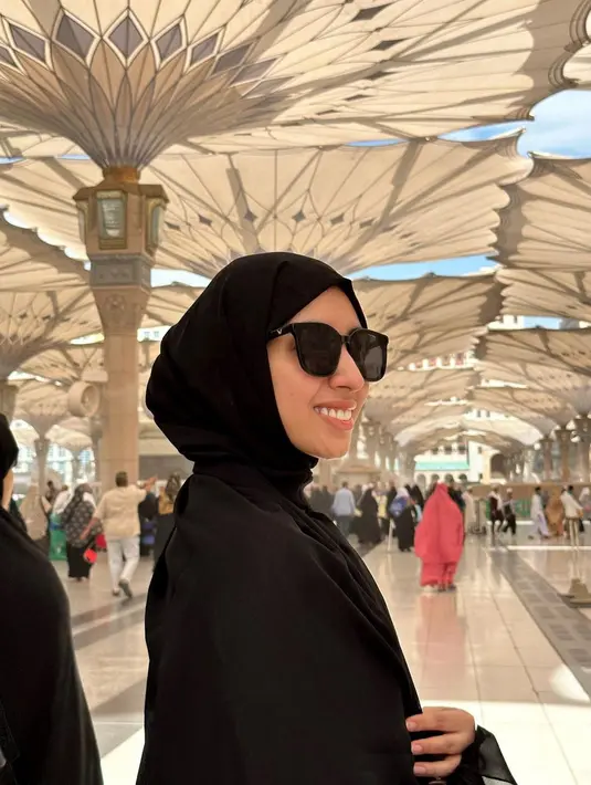 Vicky Alaydrus juga mengunggah momen saat berada di Masjid Nabawi. Tak hanya itu saja, wanita dengan nama lengkap Rifkiya Binti Idrus Zainal Abidin ini juga turut mengunggah momen saat ia mendapat kesempatan bisa menyentuh dinding ka'bah atau multazam. (Liputan6.com/IG/@vickyalaydrus)
