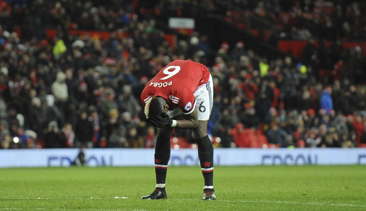 Gelandang Manchester United, Paul Pogba, tampak kecewa usai gagal mencetak gol ke gawang Stoke City pada laga Premier League di Old Trafford, Senin (15/1/2018). Manchester United menang 3-0 atas Stoke City. (AP/Rui Vieira)