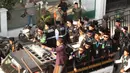 Petugas Muktamar membawa kotak suara ke dalam ruang sidang pleno untuk menampung suara muktamirin yang hadir dari berbagai daerah. (Liputan6.com/ Ahmad Apriyono)
