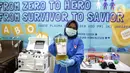 Petugas memperlihatkan plasma konvalesen dari pasien sembuh COVID-19, di Unit Donor Darah (UDD) PMI DKI Jakarta, Rabu (23/6/2021). PMI DKI Jakarta mengajak para penyintas yang sembuh mendonorkan plasma darah konvalesen untuk membantu pasien COVID-19 yang dalam perawatan. (Liputan6.com/Faizal Fanani)