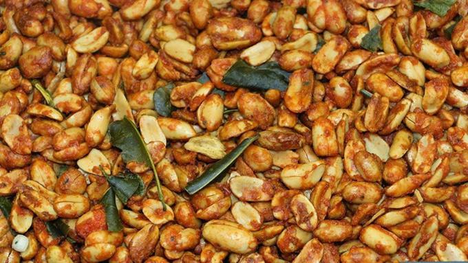Kacang Pedas Manis Warnai Deretan Toples Camilan Di Hari