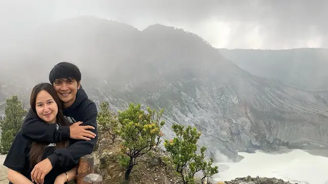 Tampil Simpel, Ini 7 Potret Reiner Manopo dan Istri Saat Liburan