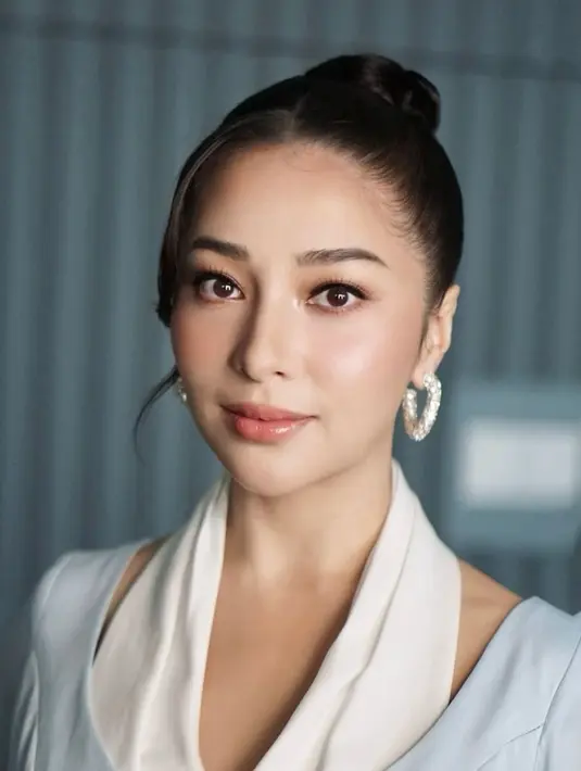 Di tangan MUA Eva Lovira, Nikita Willy berhasil tampil elegan dengan makeup flawless dan minimalis.  [@evalovira].