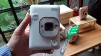 Instax Mini LiPlay diperkenalkan serentak secara global, kamera instan mini milik Fujifilm ini dibekali kemampuan perekaman suara dan fungsi sebagai printer yang bisa mencetak foto dari smartphone (Liputan6.com/Agustin Setyo Wardani).