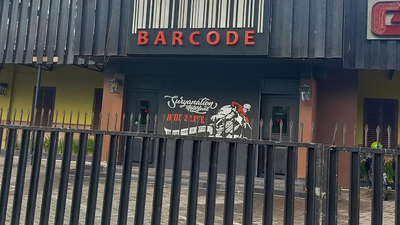 Kafe Barcode Makassar bebas jualan minuman beralkohol meski letaknya sangat dekat dengan lingkup sekolahan (Liputan6.com/ Eka Hakim)