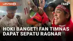 Kemenangan Timnas Indonesia atas Filipina pada Selasa (11/6/2024) malam disambut kebahagiaan seluruh masyarakat Indonesia. Tak terkecuali seorang fan timnas yang hadir di Stadion Utama Gelora Bung Karno, Jakarta berikut ini. Ia sangat beruntung lanta...