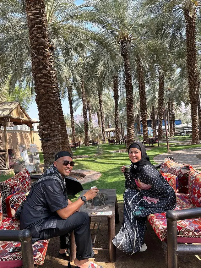 Vien Tasman dan sang suami yang tampil serasi dengan baju hitam (Instagram/ vienstasman)