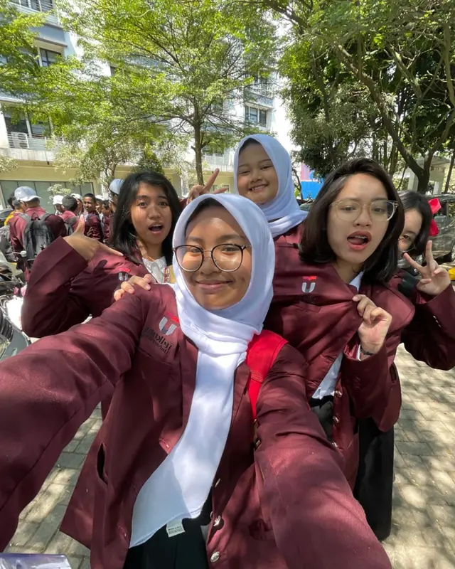 6 Potret Shakiena Azalea, anak Okie Agustina yang kini resmi kuliah di DKV