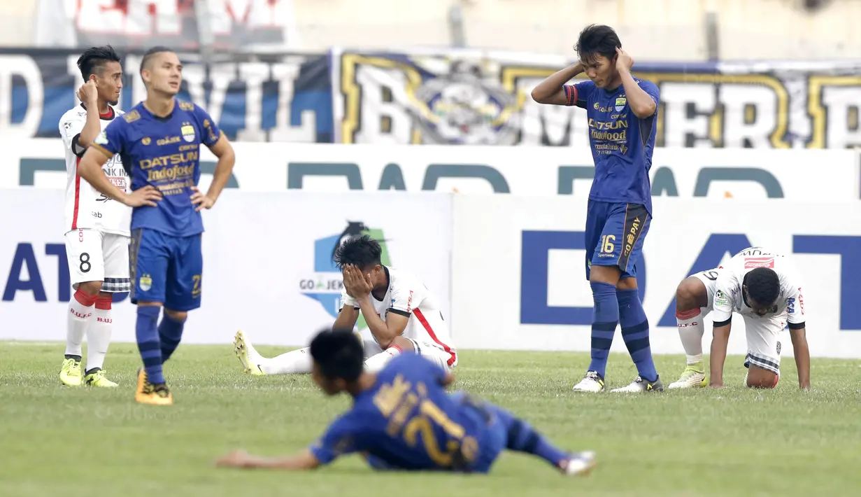 Kapten Persib, Achmad Jufrianto, tampak sedih usai gagal meraih kemenangan atas Bali United pada laga Liga 1 Indonesia di Stadion Si Jalak Harupat, Bandung, Kamis (21/9/2017). Persib bermain imbang 0-0 dengan Bali United. (Bola.com/M Iqbal Ichsan)