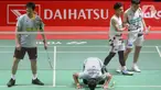 Pebulu tangkis ganda putra Indonesia, Mohammad Ahsan/Hendra Setiawan (kiri dan kedua kiri) usai pertandingan melawan Arif Junaidi/Roy King Yap (Malaysia) pada babak 16 Besar Daihatsu Indonesia Masters 2025 di Istora Senayan, Jakarta, Kamis (23/1/2025). (Liputan6.com/Herman Zakharia)